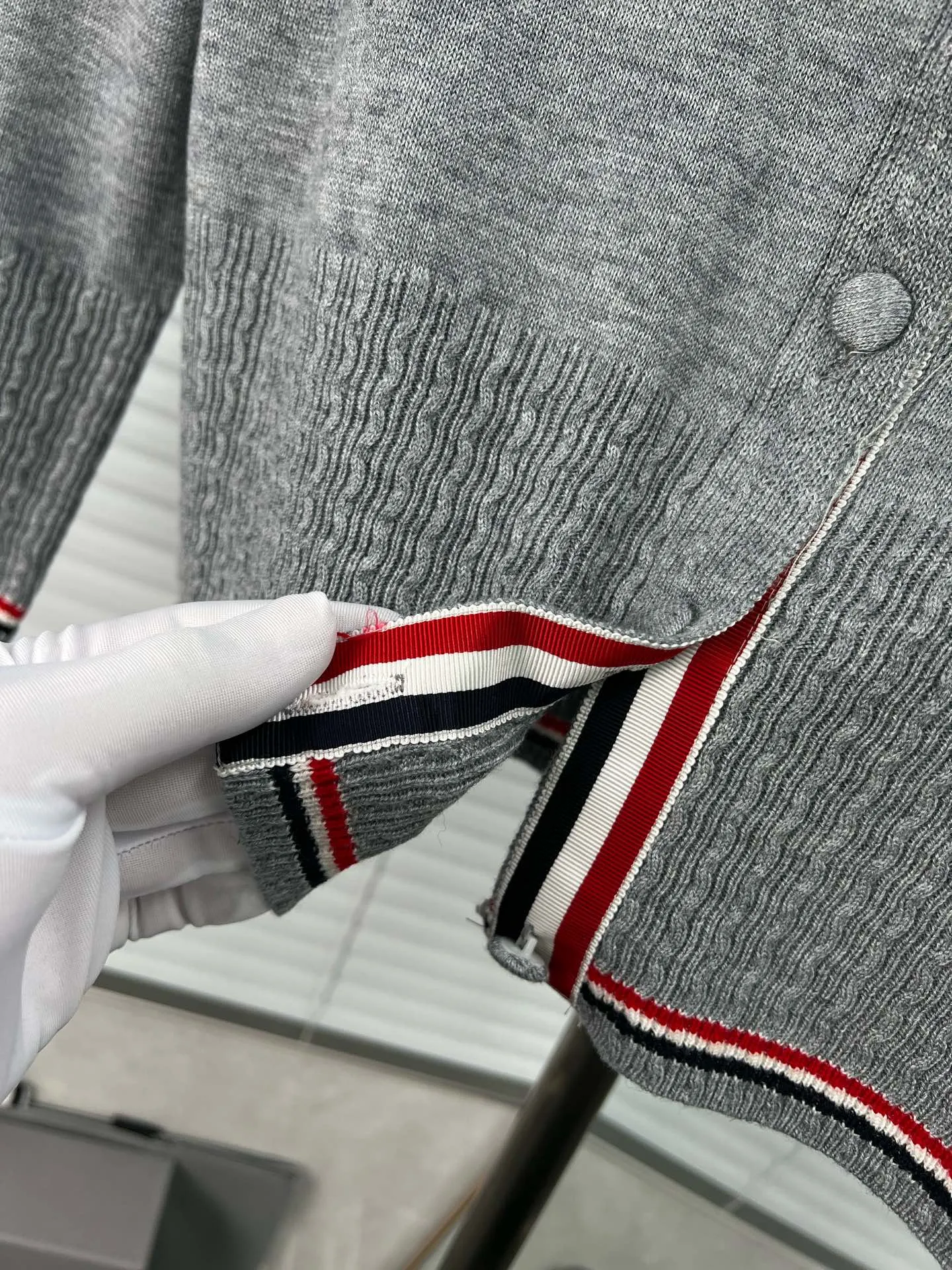 THOM BROWNE ♥𝐂𝐨𝐥𝐨𝐮𝐫 ：White🆚Gray🆚Black ♥𝐒𝐢𝐳𝐞Size：0.1.2（SML） ♥𝐃𝐞𝐭𝐚𝐢𝐥 💈： ， V ，Classic ， ， geng Classic Versatile， 🉑️ ， ， ~~